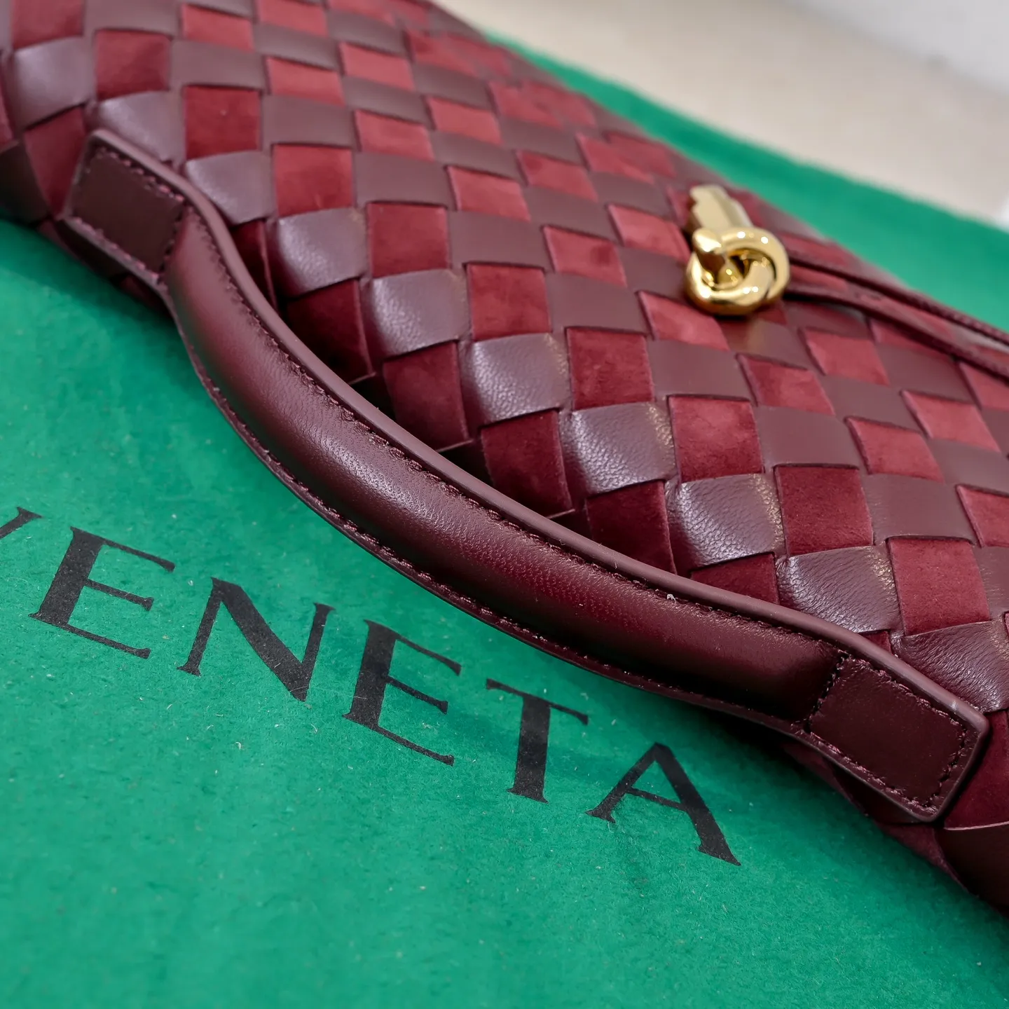 Batch 1360 #Bv New Deerskin Clutch 🎈 The deerskin brown bag with extra points for autumn and winter is so beautiful~🍂 Made of classic woven sheepskin and deerskin, it looks like Maillard for autumn and winter🤎 It can be held by hand, carried by hand or carried under the arm. The metal knot embellishment exudes temperament and nobility~ , equipped with a zipper compartment inside, it is a good companion for your daily life🧑‍❤️‍💋‍🧑, whether you are walking on the red carpet or attending a dinner, it will add a unique charm to you💞 Model: 741511 Size: 31x13x3